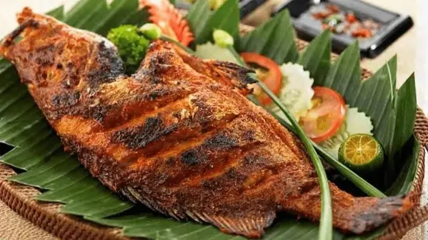 Ikan bakar adalah hidangan laut yang sangat populer di Pulau Bintan